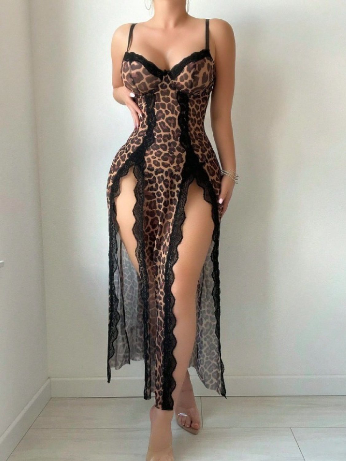 Leopar Desenli Yırtmaçlı G-String Tanga Dahil Seksi Kadın Fantezi Gecelik Takımı 