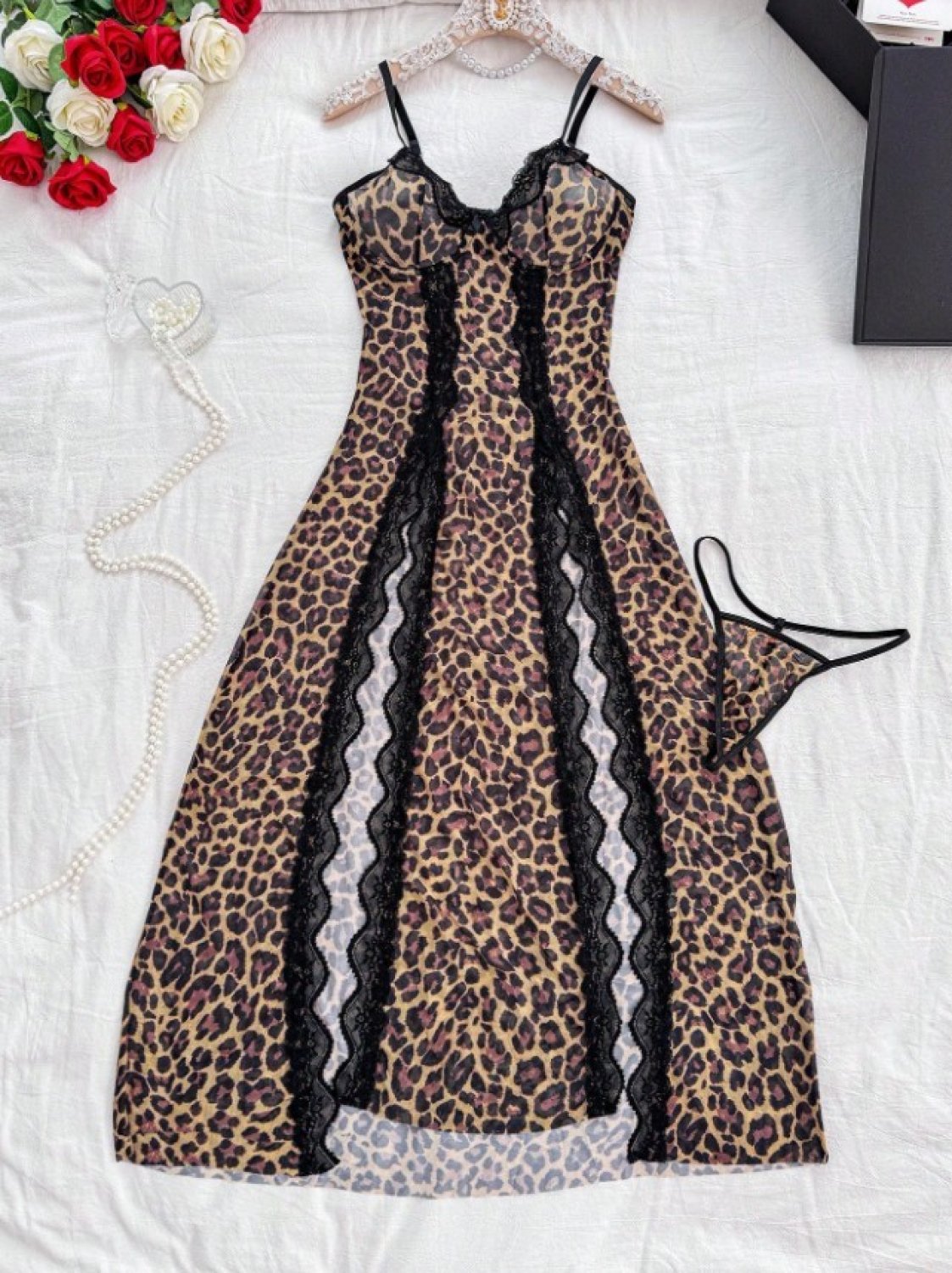 Leopar Desenli Yırtmaçlı G-String Tanga Dahil Seksi Kadın Fantezi Gecelik Takımı 