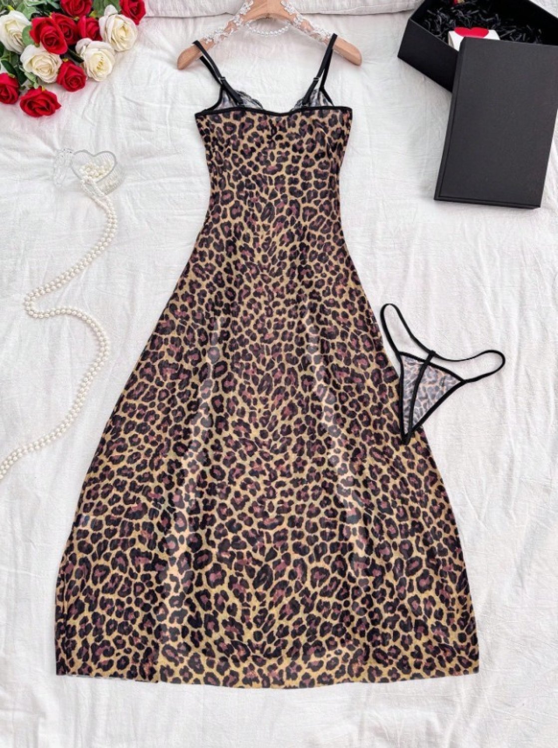 Leopar Desenli Yırtmaçlı G-String Tanga Dahil Seksi Kadın Fantezi Gecelik Takımı 